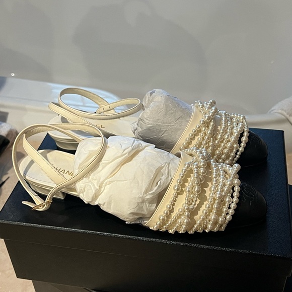 Stunning two tone lambskin/pearls Chanel other open shoes NWT - Picture 4 of 7
